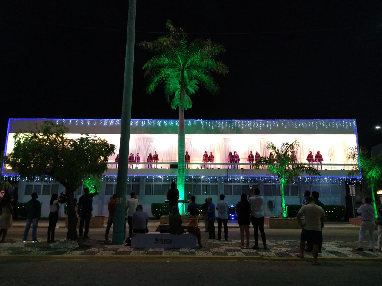 Coral formado por crianças se apresenta na Noite de Natal na varanda da Paço Municipal